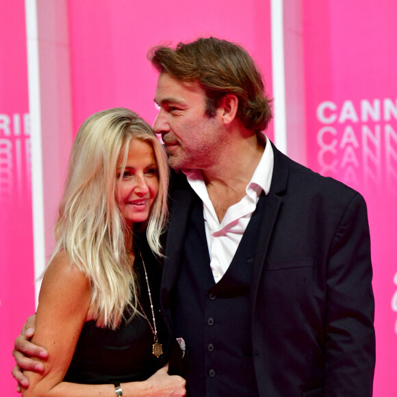 Patrick Puydebat et sa compagne au photocall de la seconde soirée du festival Canneseries saison 3 au Palais des Festivals à Cannes, octobre 2020. © Bruno Bebert / Bestimage