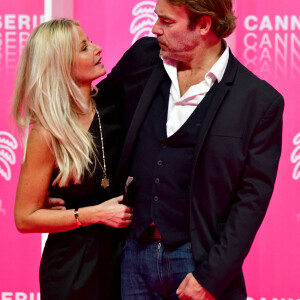 Patrick Puydebat et sa compagne au photocall de la seconde soirée du festival Canneseries saison 3 au Palais des Festivals à Cannes, le 10 octobre 2020. © Bruno Bebert / Bestimage