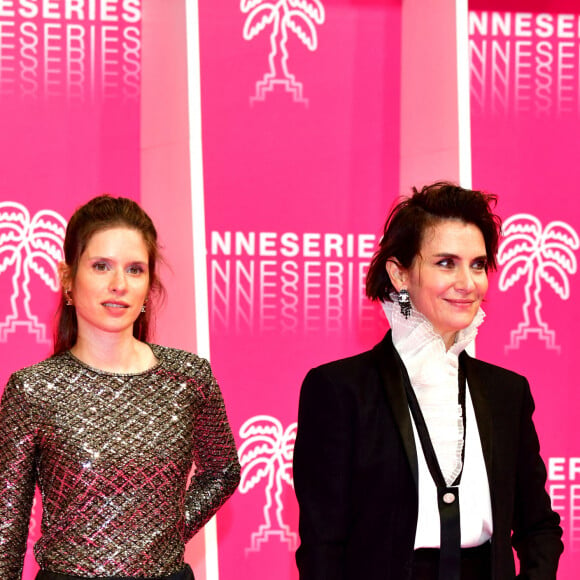 Daphné Patakia et Géraldine Pailhas - People lors du photocall de la 3e soirée du Canneseries, saison 3, au Palais des Festivals à Cannes, le 11 octobre 2020. Canneseries se déroule du 9 au 14 octobre 2020 avec des mesures sanitaires importantes dues au COVID-19. © Bruno Bebert/Bestimage