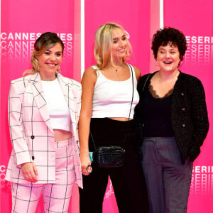 Sophie-Marie Larrouy, Chloé Jouannet et Salomé Diénis Meulien - People lors du photocall de la 3e soirée du Canneseries, saison 3, au Palais des Festivals à Cannes, le 11 octobre 2020. Canneseries se déroule du 9 au 14 octobre 2020 avec des mesures sanitaires importantes dues au COVID-19. © Bruno Bebert/Bestimage