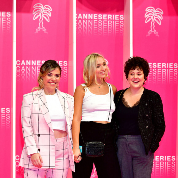 Sophie-Marie Larrouy, Chloé Jouannet et Salomé Diénis Meulien - People lors du photocall de la 3e soirée du Canneseries, saison 3, au Palais des Festivals à Cannes, le 11 octobre 2020. Canneseries se déroule du 9 au 14 octobre 2020 avec des mesures sanitaires importantes dues au COVID-19. © Bruno Bebert/Bestimage