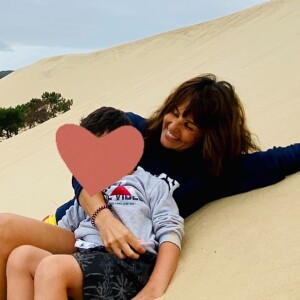 Faustine Bollaert avec son fils Peter à la plage, le 29 septembre 2020