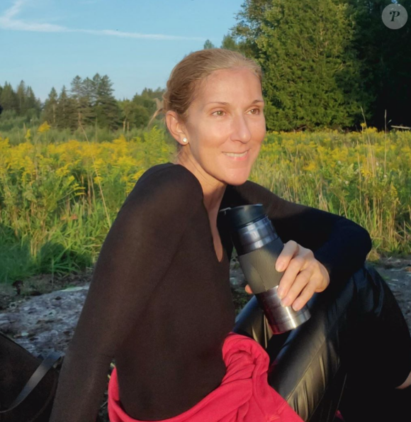 Céline Dion, sans maquillage, profite d'une journée ensoleillée dans un champ au Canada.