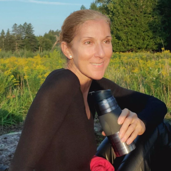 Céline Dion, sans maquillage, profite d'une journée ensoleillée dans un champ au Canada.
