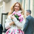  Céline Dion rayonnante et très souriante dans un ensemble pull écru et jupe bouffante fleurie salue ses fans à la sortie de son hôtel à New York, le 8 mars 2020. @Backgrid USA / Bestimage 