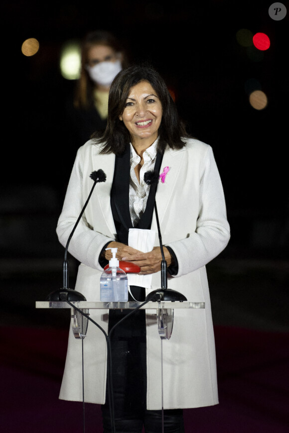 Anne Hidalgo (Maire de Paris) - Lancement d'Octobre Rose avec l'illumination en rose de la Tour Eiffel à Paris. Le 1er octobre 2020. © Coadic Guirec / Bestimage