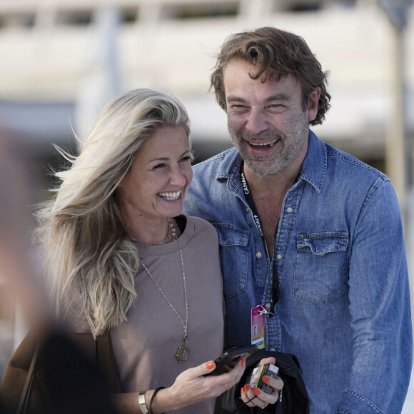 Patrick Puydebat et sa compagne rient aux éclats en marge du festival Canneseries saison 3 à Cannes le 10 octobre 2020. © Norbert Scanella / Panoramic / Bestimage