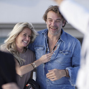 Patrick Puydebat et sa compagne rient aux éclats en marge du festival Canneseries saison 3 à Cannes le 10 octobre 2020. © Norbert Scanella / Panoramic / Bestimage