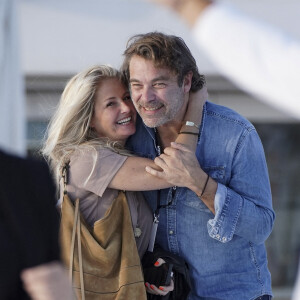 Patrick Puydebat et sa compagne rient aux éclats en marge du festival Canneseries saison 3 à Cannes le 10 octobre 2020. © Norbert Scanella / Panoramic / Bestimage