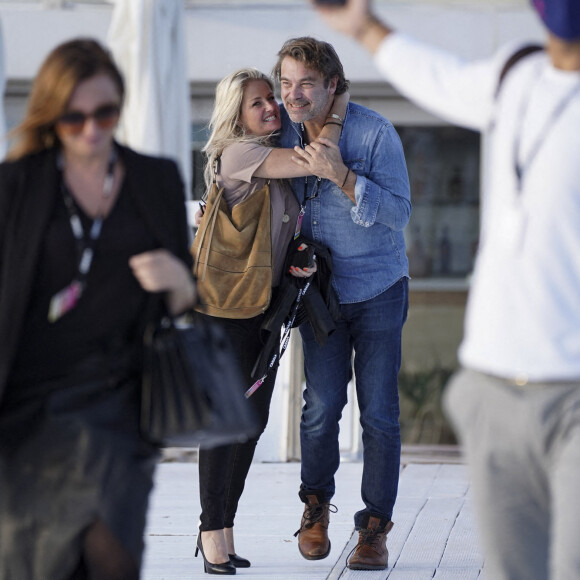 Patrick Puydebat et sa compagne rient aux éclats en marge du festival Canneseries saison 3 à Cannes le 10 octobre 2020. © Norbert Scanella / Panoramic / Bestimage