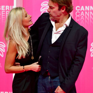 Patrick Puydebat et sa compagne au photocall de la seconde soirée du festival Canneseries saison 3 au Palais des Festivals à Cannes, le 10 octobre 2020. Canneseries se déroule du 9 au 14 octobre avec des mesures sanitaires importantes dues au COVID-19. © Bruno Bebert / Bestimage