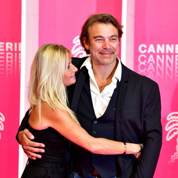 Patrick Puydebat et sa compagne au photocall de la seconde soirée du festival Canneseries saison 3 au Palais des Festivals à Cannes, le 10 octobre 2020. Canneseries se déroule du 9 au 14 octobre avec des mesures sanitaires importantes dues au COVID-19. © Bruno Bebert / Bestimage