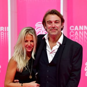 Patrick Puydebat et sa compagne au photocall de la seconde soirée du festival Canneseries saison 3 au Palais des Festivals à Cannes, le 10 octobre 2020. Canneseries se déroule du 9 au 14 octobre avec des mesures sanitaires importantes dues au COVID-19. © Bruno Bebert / Bestimage