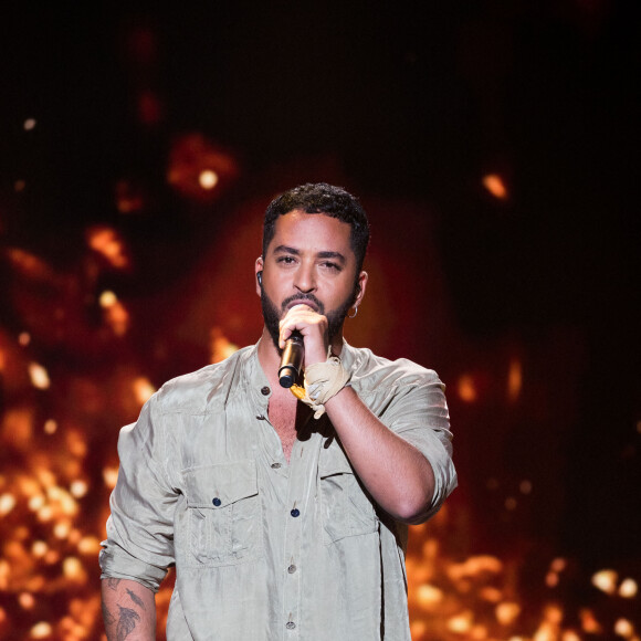 Exclusif - Slimane - Enregistrement de l'émission "La boîte à Secrets 5" à Paris, qui sera diffusée le 9 octobre sur France 3. Le 21 septembre 2020 Au cours de la soirée, chaque invité aura une boîte disposée devant lui, de laquelle il extraira un objet revêtant une valeur particulière à ses yeux. Après en avoir livré la signification en plateau, la personnalité verra alors apparaître une surprise dans la boîte géante de l'émission, avec l'intervention de proches. Une émission qui véhicule de belles valeurs, et qui contiendra son lot de larmes et de révélations dans une atmosphère bienveillante. © Tiziano Da Silva / Bestimage