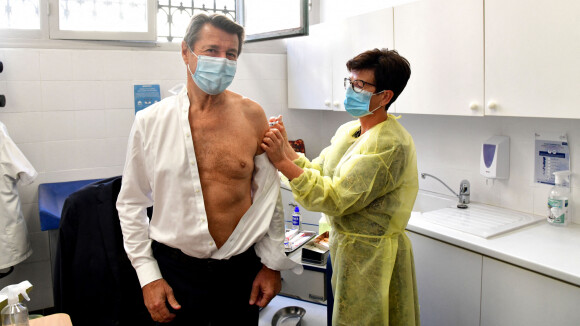 Christian Estrosi fait tomber la chemise pour se faire vacciner