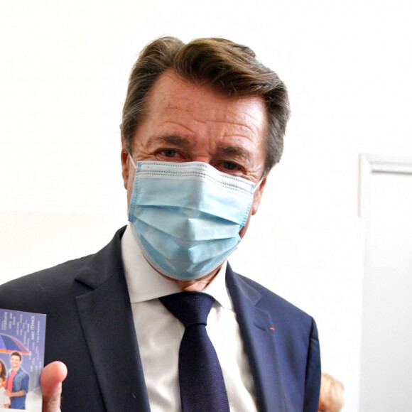 Christian Estrosi, le maire de Nice, a lancé la campagne de vaccination contre la grippe à Nice, dans l'un des quatre centres de vaccination de la ville, le 12 octobre 2020. Portée par la Ville de Nice depuis 2015, l'opération "Vacci'Nice" fédère et mobilise une vingtaine d'acteurs de la vaccination privés et publics, dont la Caisse primaire d'Assurance Maladie et de nombreuses mutuelles. Elle vise à inciter le grand public et les professionnels de santé à faire le point sur la vaccination, à promouvoir l'accès à la vaccination à tous les âges de la vie et ainsi contribuer à réduire les inégalités dans l'accès à la santé. © Bruno Bebert / BestImage