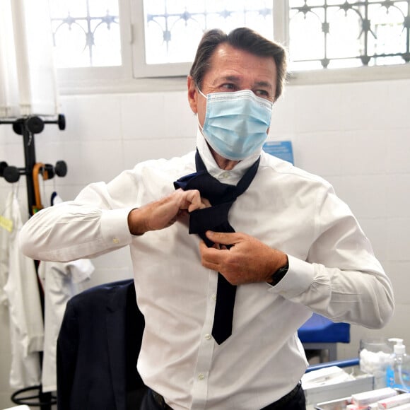 Christian Estrosi, le maire de Nice, a lancé la campagne de vaccination contre la grippe à Nice, dans l'un des quatre centres de vaccination de la ville, le 12 octobre 2020. Portée par la Ville de Nice depuis 2015, l'opération "Vacci'Nice" fédère et mobilise une vingtaine d'acteurs de la vaccination privés et publics, dont la Caisse primaire d'Assurance Maladie et de nombreuses mutuelles. Elle vise à inciter le grand public et les professionnels de santé à faire le point sur la vaccination, à promouvoir l'accès à la vaccination à tous les âges de la vie et ainsi contribuer à réduire les inégalités dans l'accès à la santé. © Bruno Bebert / BestImage