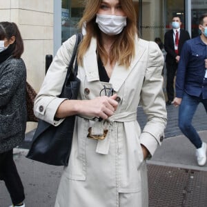 Carla Bruni Sarkozy arrive à la radio RTL pour la promotion de son nouvel album éponyme le 8 octobre 2020.