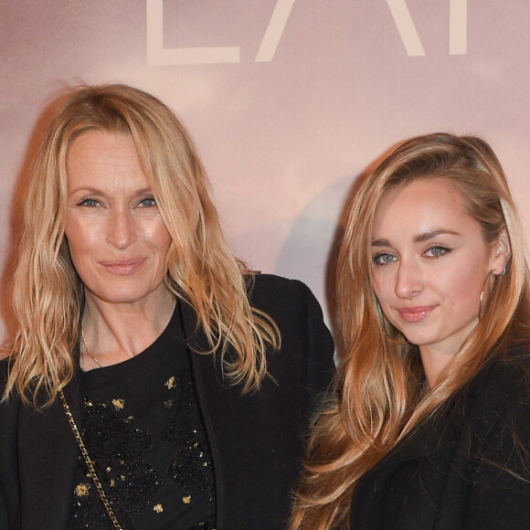 Estelle Lefébure avec sa fille Emma Smet à l'avant-première du film "Holy Lands" au cinéma UGC Normandie à Paris, France, le 4 décembre 2018. © Coadic Guirec/Bestimage