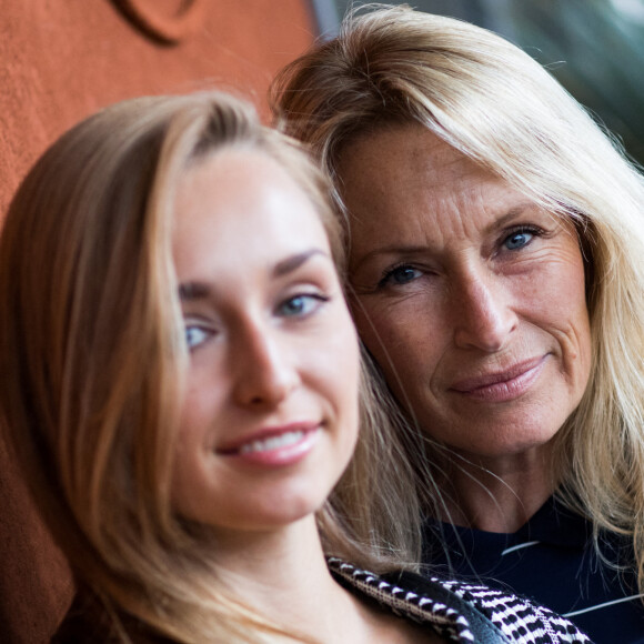 Estelle Lefebure et sa fille Emma Smet - People au village des Internationaux de Tennis de Roland Garros à Paris, le 6 juin 2018. © Cyril Moreau/Bestimage