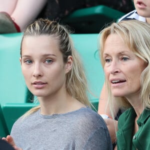 Estelle Lefébure et sa fille llona Hallyday dans les tribunes des internationaux de Roland Garros - jour 5 - à Paris, France, le 31 mai 2018. © Cyril Moreau - Dominique Jacovides/Bestimage -