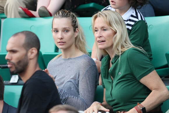 Estelle Lefébure et sa fille llona Hallyday dans les tribunes des internationaux de Roland Garros - jour 5 - à Paris, France, le 31 mai 2018. © Cyril Moreau - Dominique Jacovides/Bestimage -