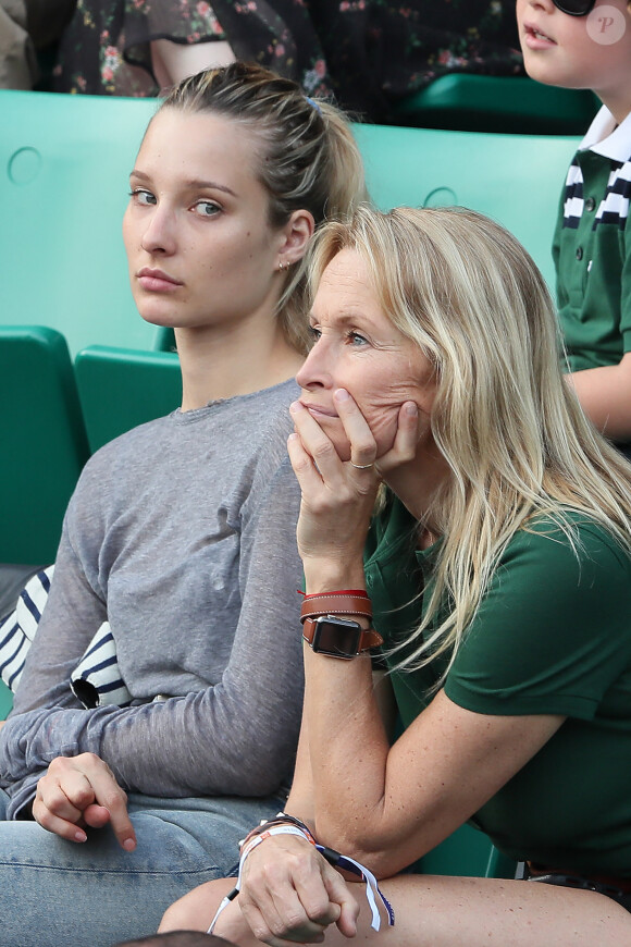 Estelle Lefébure et sa fille llona Hallyday dans les tribunes des internationaux de Roland Garros - jour 5 - à Paris, France, le 31 mai 2018. © Cyril Moreau - Dominique Jacovides/Bestimage -