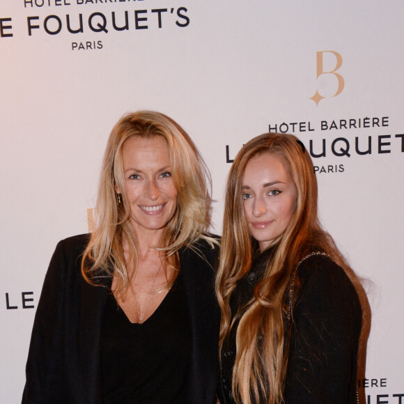 Estelle Lefébure et sa fille Emma Smet - Soirée d'inauguration de l'Hôtel Fouquet's Barrière à Paris le 14 septembre 2017. Embellis, l'Hôtel Fouquet's Barrière Paris et sa célèbre brasserie reviennent sur le devant de la scène et illumineront Paris. Après plusieurs mois de travaux, l'établissement, plus parisien que jamais, a réouvert ses portes. © Rachid Bellak/Bestimage