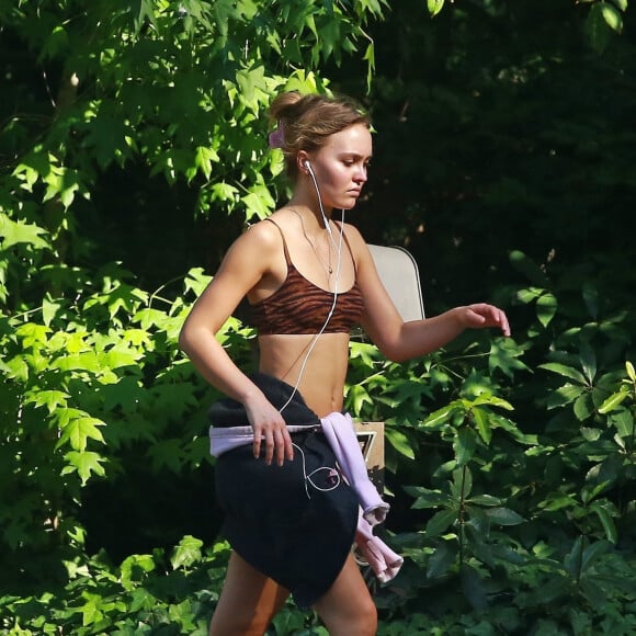 Exclusif - Lily-Rose Depp fait du sport dans les rues de Los Angeles, le 17 juin 2020. 