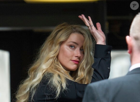 Amber Heard à la sortie de la cour royal de justice à Londres, pour le procès en diffamation contre le magazine The Sun Newspaper, le 28 juillet 2020