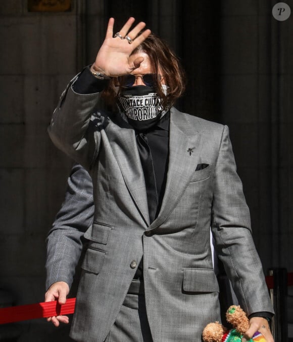Johnny Depp la sortie de la cour royal de justice à Londres, pour le procès en diffamation contre le magazine The Sun Newspaper, le 28 juillet 2020 Il porte un masque obligatoire face à l'épidémie de Coronavirus (COVID-19).