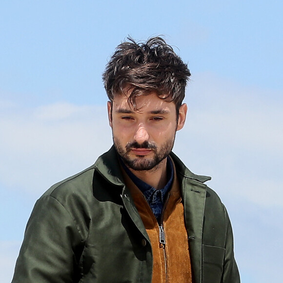 Exclusif - Le chanteur Jérémy Frérot, mari de L. Manaudou, accompagné d'une trentaine de bénévoles, a décidé cette année de lancer une opération de nettoyage de plages, "Initiatives oceanes" animée et dirigée par lui-même. Avec l'aide de Surfrider il a lancé cette collecte sur une de ses plages préférées depuis son enfance ici, entre Arcachon et les Landes le 3 Mai 2019. Il a fait une pause dans sa tournée pour organiser cette action et il etait seul, sans Laure, pour ce combat. Les Initiatives Océanes sont des nettoyages de plages, lacs, rivières et fonds marins partout dans le monde. Ces collectes de déchets sont organisées par des bénévoles grâce à l'accompagnement de Surfrider Foundation Europe. © Patrick Bernard/ Bestimage 