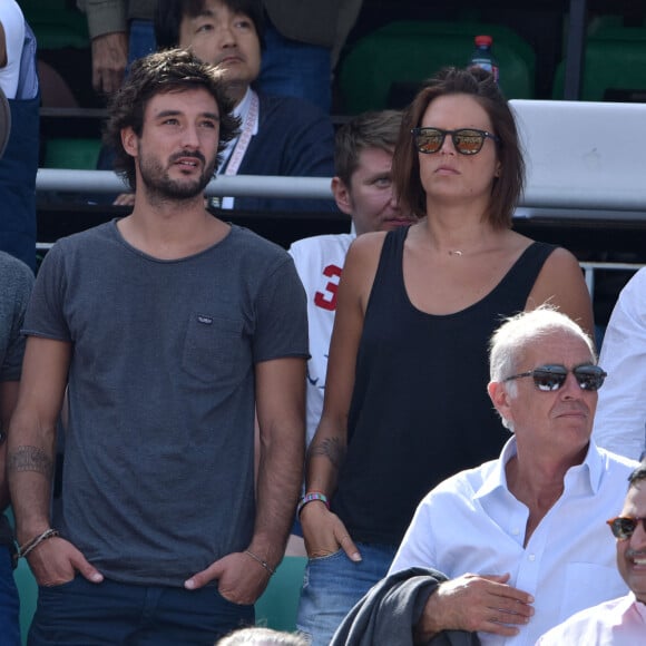 Laure Manaudou et son compagnon Jérémy Frérot (du groupe Fréro Delavega) dans les tribunes lors de la finale des Internationaux de tennis de Roland-Garros à Paris, le 7 juin 2015.