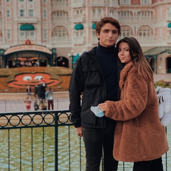 Alizée Lyonnet part en voyage avec son amoureux, à Disneyland Paris.