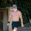 Exclusif - Jeremy Allen White se balade torse-nu dans les rues de Los Angeles pendant l'épidémie de coronavirus (Covid-19), le 19 août 2020 