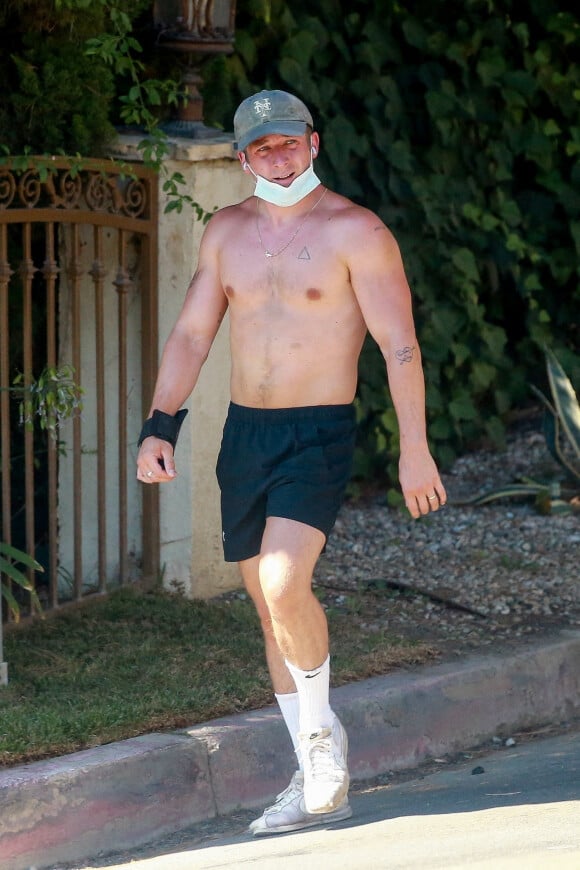 Exclusif - Jeremy Allen White se balade torse-nu dans les rues de Los Angeles pendant l'épidémie de coronavirus (Covid-19), le 19 août 2020 