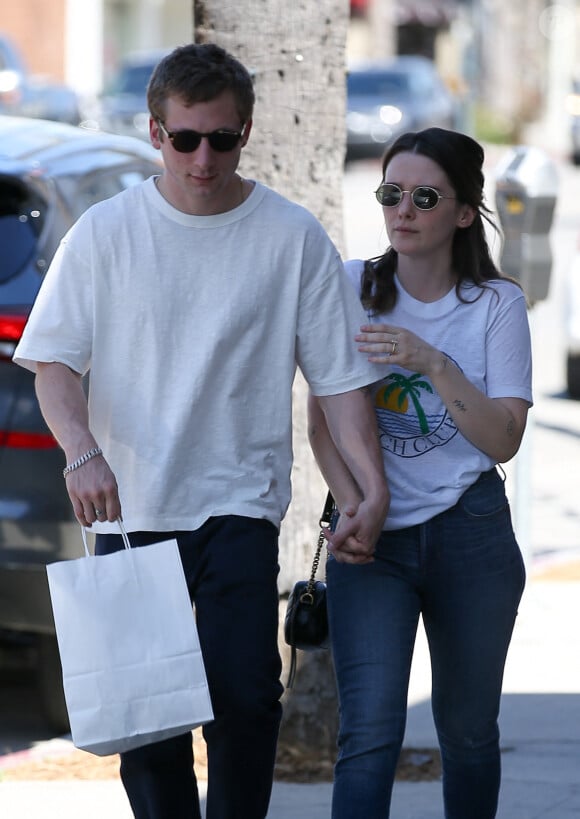 Exclusif - Jeremy Allen White et sa fiancée Addison Timlin se promènent dans les rues du quartier de Studio City à Los Angeles, Californie, Etats-Unis, le 12 avril 2019.