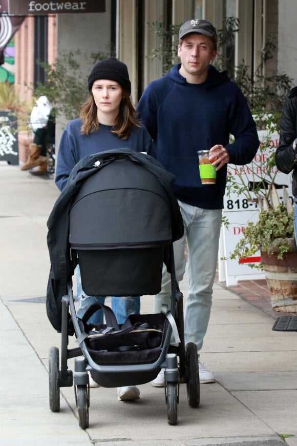 Jeremy Allen White et sa femme Addison Timlin quittent le café Alfred's avec leur fille Ezer Billie White à Los Angeles le 1er Mars 2019. 
