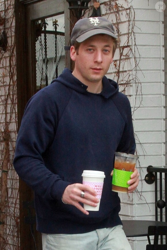 Jeremy Allen White et sa femme Addison Timlin quittent le café Alfred's avec leur fille Ezer Billie White à Los Angeles le 1er Mars 2019. 