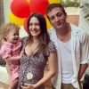 Addison Timlin, enceinte, pose avec sa fille et son mari Jeremy Allen White sur Instagram.
