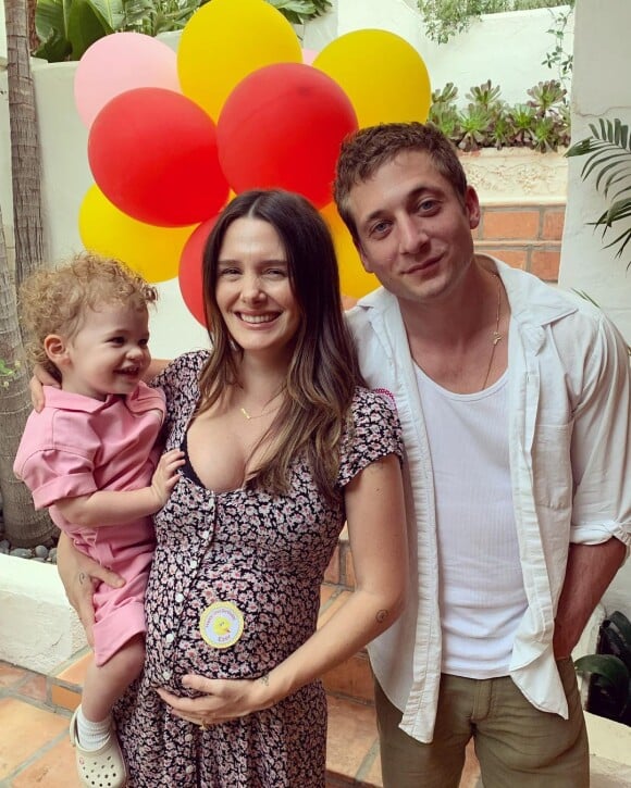 Addison Timlin, enceinte, pose avec sa fille et son mari Jeremy Allen White sur Instagram.