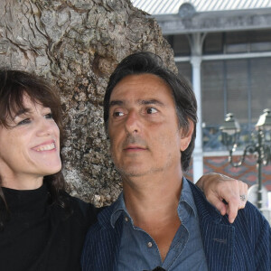 Charlotte Gainsbourg et son compagnon Yvan Attal lors de la 12ème édition du festival du Film Francophone d'Angoulême, France, le 20 août 2019. © Coadic Guirec/Bestimage