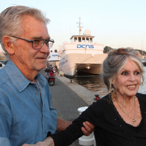 Exclusif - Brigitte Bardot et son mari Bernard d'Ormale avant qu'elle pose avec l'équipage de Brigitte Bardot Sea Shepherd, le célèbre trimaran d'intervention de l'organisation écologiste, sur le port de Saint-Tropez, le 26 septembre 2014 en escale pour 3 jours à deux jours de ses 80 ans. Cela fait au moins dix ans qu'elle n'est pas apparue en public sur le port tropézien. 