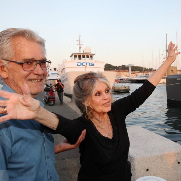 Exclusif  - Brigitte Bardot et son mari Bernard d'Ormale avant qu'elle pose avec l'équipage de Brigitte Bardot Sea Shepherd, le célèbre trimaran d'intervention de l'organisation écologiste, sur le port de Saint-Tropez, le 26 septembre 2014 en escale pour 3 jours à deux jours de ses 80 ans. Cela fait au moins dix ans qu'elle n'est pas apparue en public sur le port tropézien.