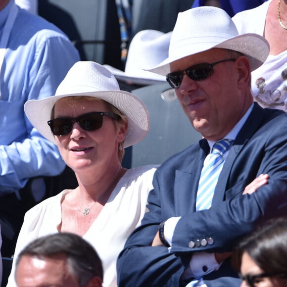 Elise Lucet et Rémy Pflimlin - People dans les tribunes lors de la finale des Internationaux de tennis de Roland-Garros à Paris, le 6 juin 2015.