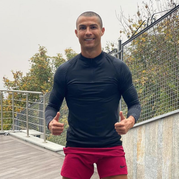 Cristiano Ronaldo, confiné après avoir contracté la Covid-19, s'est rasé le crâne !