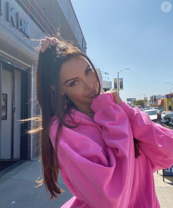 Nabilla, ancienne candidate de télé-réalité et heureuse maman du petit Milann (1 an), né de ses amours avec son mari Thomas Vergara.