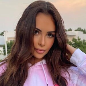 Nabilla, ancienne candidate de télé-réalité et heureuse maman du petit Milann (1 an), né de ses amours avec son mari Thomas Vergara.