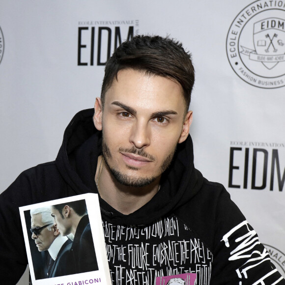 Exclusif - Baptiste Giabiconi dédicace son livre "Karl et moi" à l' EIDM (Ecole Internationale de Mode) à Paris le 29 février 2020. © Cédric Perrin/Bestimage