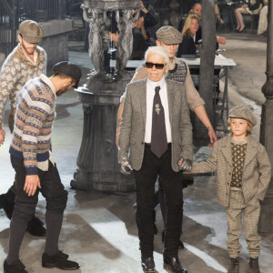 Karl Lagerfeld, Sébastien Jondeau, Brad Kroenig et son fils Hudson Kroenig, Baptiste Giabiconi - Présentation de la collection Chanel Métiers d'Art Paris-Rome aux studios Cinecitta à Rome, le 1er décembre 2015. © Olivier Borde/Bestimage